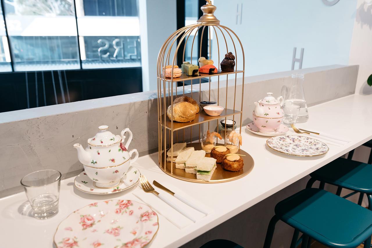 Art Series - The Chen Box Hill Exterior foto Afternoon tea at the British Airways Galleries lounge at London Heathrow Airport
